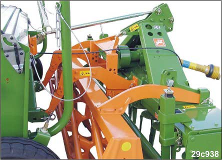 Δομή και λειτουργία Η σπαρτική μηχανή AMAZONE D9 μπορεί να χρησιμοποιηθεί ως αυτόνομη μηχανή σαν μέρος ενός συνδυασμού μηχανών μαζί με το μηχάνημα επεξεργασίας εδάφους με περιστροφικό καλλιεργητή