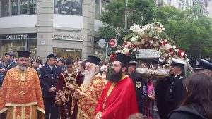 εμφανής στην χαρμολύπη, που κυριαρχεί κάθε φορά στην περιφορά του επιταφίου η