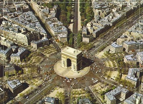 Κεφάλαιο- Βιβλιογραφική ανασκόπηση Εικόνα.6 Κυκλικός κόμβος περιμετρικά της Αψίδας του Θριάμβου στο Παρίσι (http://www.roumanie-france.
