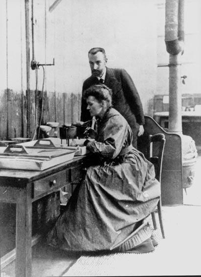 Ανακάλυψθ τθσ Ραδιενζργειασ Η Marie Curie, μετά τθ μελζτθ όλων των γνωςτϊν χθμικϊν ςτοιχείων, διατυπϊνει: η