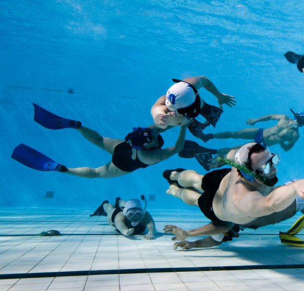 Advanced open water diver Το 2ο επίπεδο εκπαίδευσης είναι σχεδιασμένο για να συμβάλει στην εξέλιξη της ικανότητας των αυτοδυτών 1ου επιπέδου να σχεδιάζουν και να εκτελούν καταδύσεις, αποκτώντας