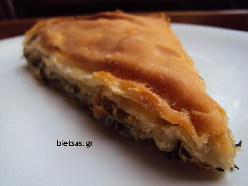 κρεμμυδάκια το κάρυ και το αλάτι. Χτυπάς μέχρι να γίνει μία πράσινη κρέμα. Σε ένα μεγάλο μπολ ανακατεύεις την κρέμα με τα λαχανικά της σαλάτας.