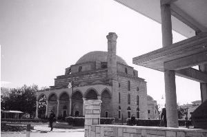 ΤΡΙΚΑΛΑ: ΟΣΜΑΝ ΣΑΧ ΤΖΑΜΙ Η χρονολογία ανέγερσης του τζαμιού Οσμάν Σαχ τοποθετείται κατά το 16 ο αιώνα, θεωρείται δε έργο του αρχιτέκτονος Σινάν.