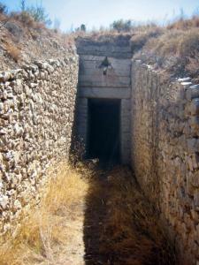 Ο Τάφος των Κυκλώπων Στο ίδιο σημείο και σε απόσταση 40 σχεδόν μέτρων νοτιότερα του τάφου των Δαιμόνων ανακαλύφτηκαν τα χαλάσματα του τάφου των Κυκλώπων.
