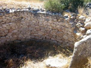 Ο θάλαμος με διάμετρο 9 σχεδόν μέτρα διαφυλάσσει τους τοίχους του από όχι απόλυτα φυσικές πέτρες, που επιβεβαιώνουν ότι ο τάφος υπολογίζεται στην πρώιμη περίοδο, του 1600-1400 π. Χ.