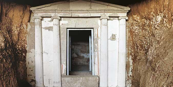 από τους αρχαίους ως τόπος κατοικίας Νυμφών και αποτέλεσε ιδρυτική τοποθεσία της σχολής του Αριστοτέλη όπου φοίτησε και ο Μέγας Αλέξανδρος, βρέθηκαν τέσσερις σημαντικοί τάφοι.