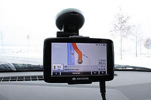 Η μεγάλη εξάπλωση της χρήσης του GPS οφείλεται κυρίως στη διάδοση των, οικονομικά προσιτών, φορητών δεκτών GPS για πεζούς ή οχήματα (όπως τα PDA εικόνα- ) τα οποία πραγματοποιούν την πλοήγηση