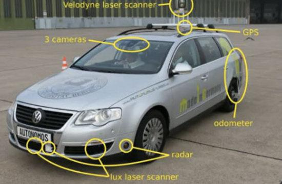 Τα αυτοκινούμενα αυτοκίνητα της Google διαθέτουν : Υπολογιστή για τους απαιτούμενους υπολογισμούς που χρειάζονται για να λειτουργήσει το έξυπνο σύστημα αυτό-οδήγησης.