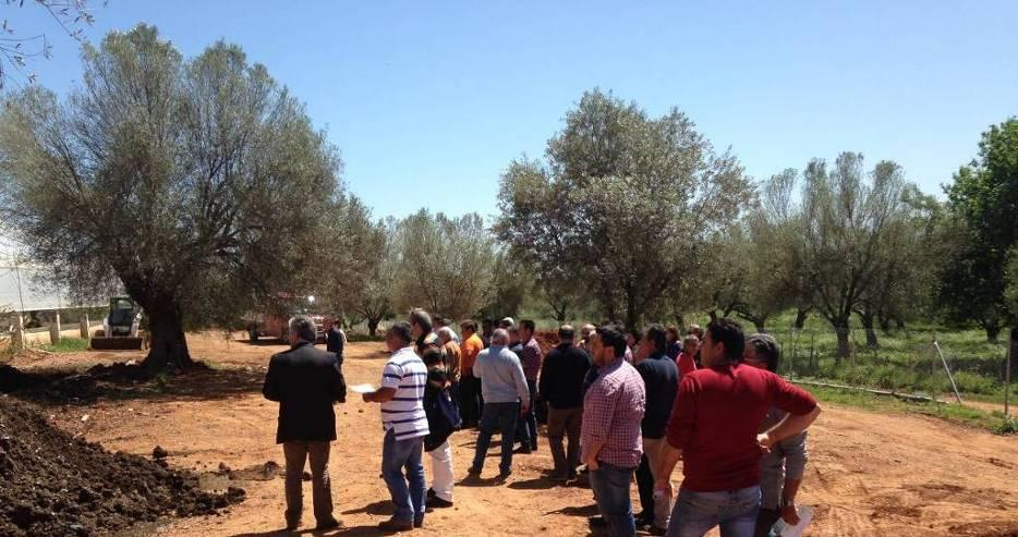 προμηθευτές χημικών λιπασμάτων αλλά και η πολιτική ηγεσία της περιοχής και πιθανοί επενδυτές