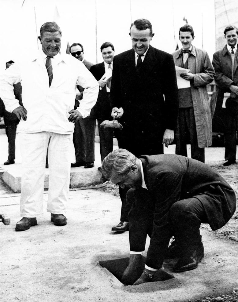 Η αρχή του εργαστηρίου Στις 10 Ιουνίου του 1955 ο πρώτος γενικός διευθυντής του CERN βάζει τα θεμέλια του εργαστηρίου.