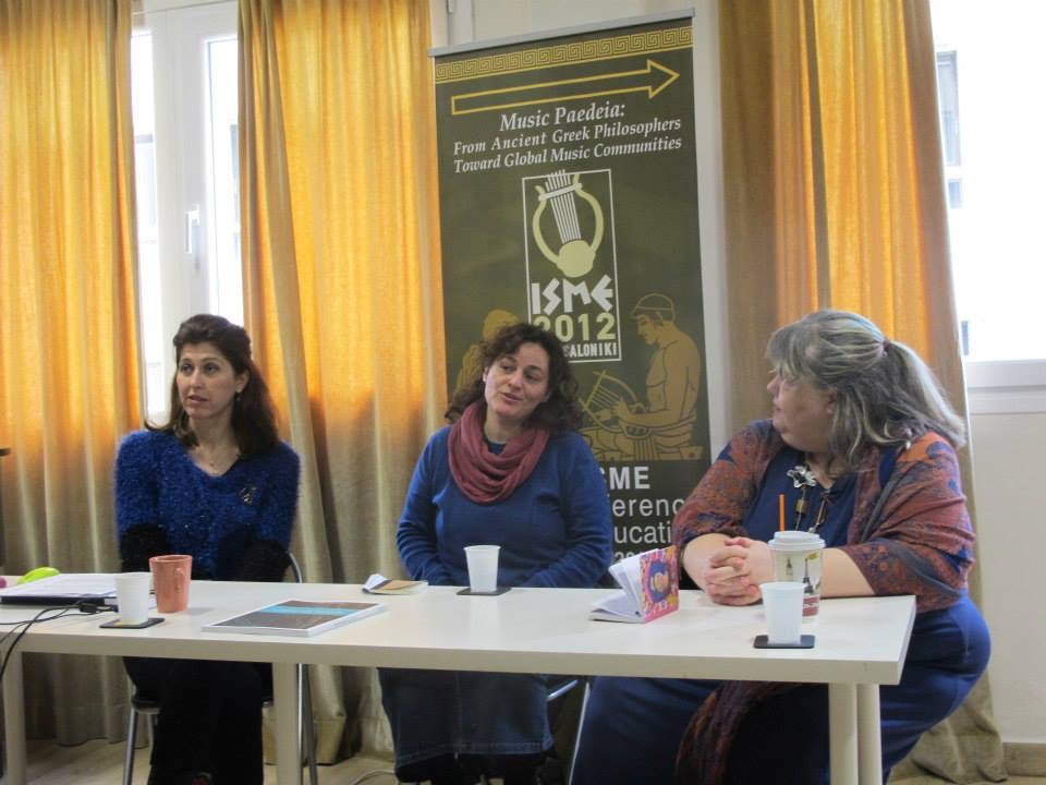 µια από τις πιο όµορφες και κεφάτες εκδηλώσεις που έγιναν στην αίθουσά µας. Η Θεώνη µας ξαναέκανε παιδιά, γεµίζοντάς µας κέφι, χρώµατα και θετική ενέργεια.