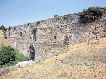 Στη Μόρια, λίγο έξω από τη Μυτιλήνη, μπορείτε να θαυμάσετε ένα τμήμα τοξοστοιχίας, του ρωμαϊκού υδραγωγείου μήκους 170 μ., με 17 τόξα.