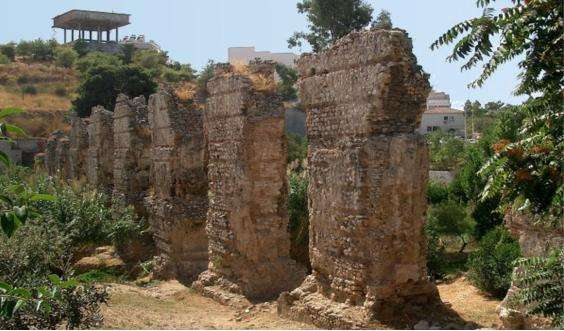 Από τα γνωστότερα αρχαία υδραγωγεία της Αθήνας ήταν το Πεισιστράτειο, το οποίο κατασκεύασε ο τύραννος Πεισίστρατος το 530 π.χ., μήκους 2.800 μ. και το οποίο αντλούσε νερό από τις πηγές του Υμηττού.