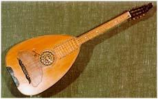 Το λαούτο Πρόκειται για το γνωστό σε όλη τη Ελλάδα μουσικό όργανο, λίγο μεγαλύτερο σε μέγεθος, με τέσσερα ζεύγη χορδές, παλαιότερα εντέρινες, σήμερα μεταλλικές, που κουρδίζονται κατά πέμπτες.