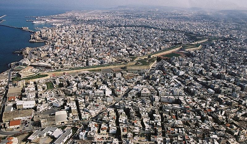 Το ανύπαρκτο πράσινο Το ανύπαρκτο πράσινο: Κάποτε οι άνθρωποι στο Ηράκλειο ήτανε γνώριμοι μεταξύ τους, τα χαμηλά σπίτια γεμάτα αγιοκλήματα και μυρωδάτα λουλούδια και στα καφενεία οι άνθρωποι σύχναζαν