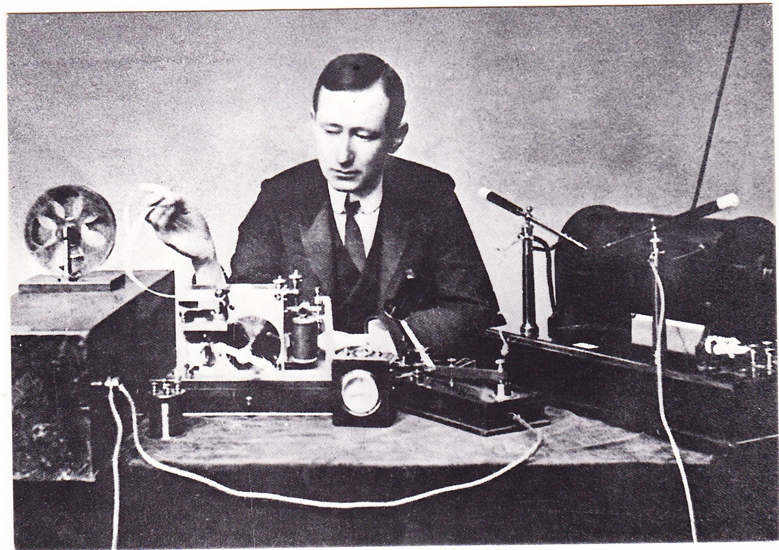 18 Κεφάλαιο 1. Εισαγωγή Σχήμα 1.1: Ο Gugliermo Marconi με τον εξοπλισμό που χρησιμοποίησε στην πρώτη υπερατλαντική μετάδοση μεταγενέστερη, από το 1947 οι Douglas H. Ring και W.