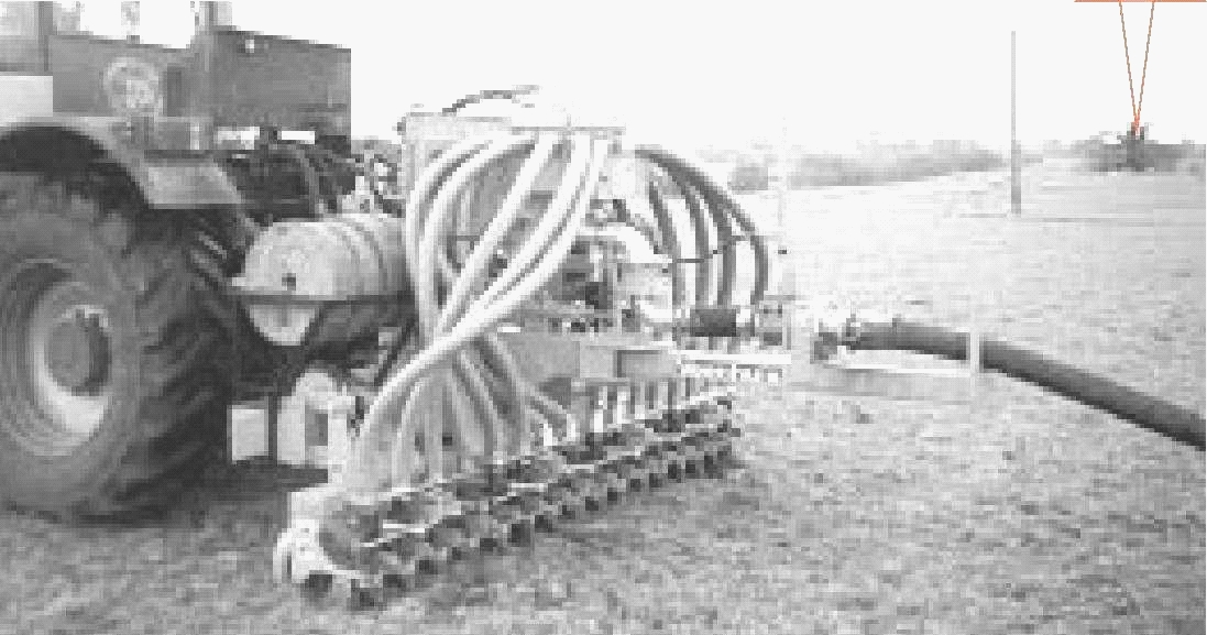 Εικόνα 5.11: Παράδειγμα ενός συρόμενου διασκορπιστή πετάλου. Ψεκαστήρας (ανοιχτής υποδοχής) Η κοπριά εγχύεται κάτω από την επιφάνεια του εδάφους.