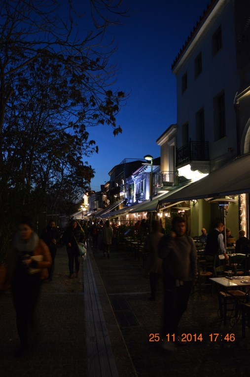 Χέρια που κρατούν μικρές ζωές ένα βιβλίο, μια τσάντα, ένα