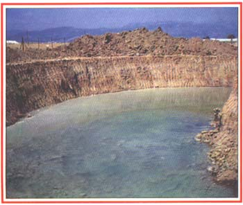 Όπως φαίνεται και στην εικόνα κατά την εκσκαφή και σε βάθος περίπου δύο µέτρων (2 m) από την επιφανεία του εδάφους συναντήθηκε ο υδροφόρος ορίζοντας.