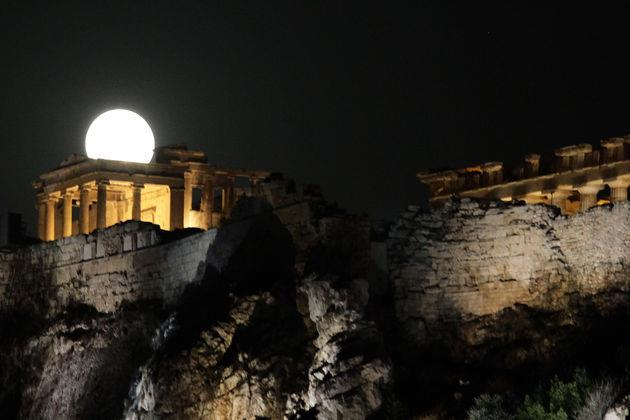 ART - ΝΕΑ Συνωστισμός για την πανσέληνο! Η πανσέληνος του Αυγούστου φώτισε τα αρχαία μάρμαρα 19.08.