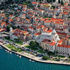 Η πανοραμική θέα της Παλιάς πόλης ξαφνιάζει με την βενετσιάνικη ομορφιά, περιτριγυρισμένη από τείχη, κάστρα και πύργους.