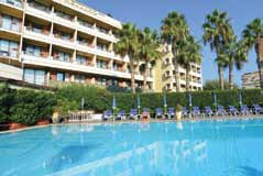 Στον Ακράγαντα μια από τις επιφανέστερες πόλεις της αρχαίας Μεγάλης Ελλάδας θα θαυμάσουμε τους 10 ιστορικούς ναούς από τον 5ου αιώνα π.χ. Το ιστορικό κέντρο ανήκει στα μνημεία Παγκοσμίας Κληρονομίας της UNESCO.