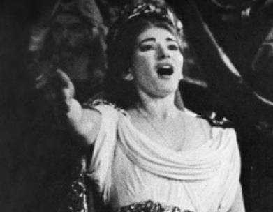 Σχολιασμός φωτογραφιών (3/3) [6] Αν παρατηρήσετε το στόμα της τι νομίζετε ότι κάνει; Φωνάζει! Τραγουδάει δυνατά! Πολύ ωραία! Η Μαρία Κάλλας ήταν μια τραγουδίστρια της όπερας!