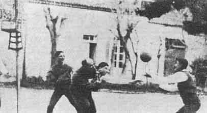Το μπάσκετ στην Ελλάδα Το μπάσκετ πρωτοεμφανίστηκε στην Ελλάδα το 1918 μέσω της ΧΑΝ - κυρίως- και του "οίκου του στρατιώτη".
