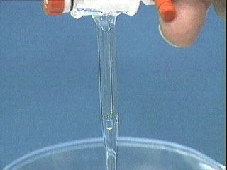 προχοΐδ α Πλύσιμο και γέμισμα της προχοΐδας 2) Πλύσιμο της προχοΐδας των 25 ml: α) Ρίχνετε (με προσοχή και με υδροβολέα) στα εσωτερικά τοιχώματα της προχοΐδας απιοντισμένο νερό, ανοίγετε τη στρόφιγγα