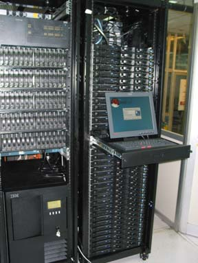 Εθνική Υποδοµή Πλέγµατος (HellasGrid) Kεντρικός κόµβος εγκαταστάθηκε στο ΕΚΕΦΕ «ηµόκριτος»: 64 CPUs, ίκτυο Αποθήκευσης 10 TB, Βιβλιοθήκη Ταινιών 10 TB Ενοποιήθηκε στην Πανευρωπαϊκή