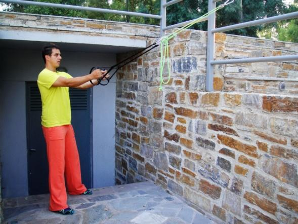 5 η Άσκηση Σκοπός άσκησης: Προπόνηση γλουτιαίων 1. Στάση σώματος: Βλέπετε μπροστά σας το MPOUTRAIL. Πιάνετε τις ειδικές χειρολαβές ώστε τα οι παλάμες να κοιτάνε η μία την άλλη.
