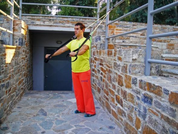 7 η Άσκηση Σκοπός άσκησης: Προπόνηση τετρακεφάλων 1. Στάση σώματος: Βλέπετε πίσω σας το MPOUTRAIL.