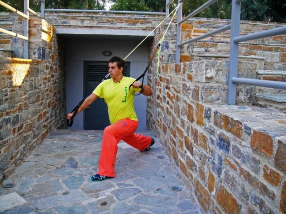 Τα πόδια σας είναι ανοικτά με πλάτος λίγο μεγαλύτερο από το πλάτος των ώμων. Τα γόνατα λίγο λυγισμένα, η λεκάνη κοιτάζει μπροστά και τα πέλματα είναι παράλληλα μεταξύ τους. 2.