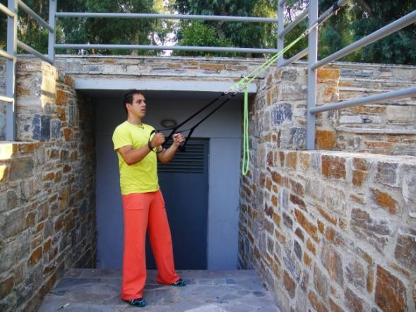 1 η Άσκηση Σκοπός άσκησης: Προπόνηση δικεφάλων χεριών 1. Στάση σώματος: Βλέπετε μπροστά σας το MPOUTRAIL.