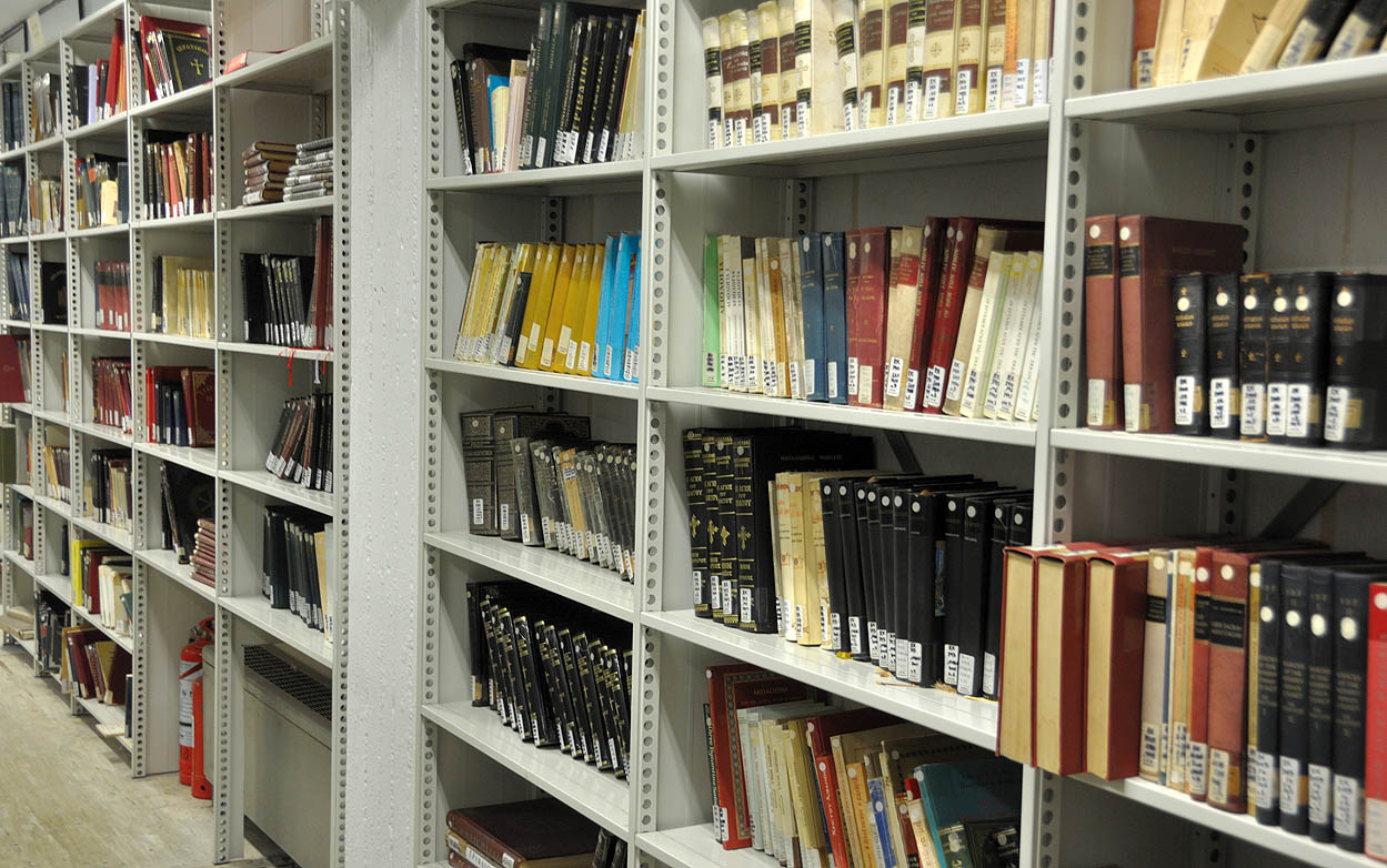 ΒΙΒΛΙΟΘΗΚΗ Στη Θεολογική Σχολή λειτουργεί ενιαία Βιβλιοθήκη, που είναι από τις πλουσιότερες βιβλιοθήκες όσον αφορά τις θεωρητικές επιστήμες και καλύπτει τις ανάγκες και των δύο Τμημάτων.