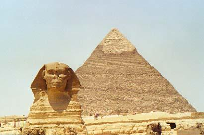 Αρχιτεκτονική Ο Ηρόδοτος δηλώνει ότι η Πυραμίδα κατασκευάστηκε έτσι ώστε το εμβαδόν κάθε πλευράς να είναι ίσο με το εμβαδόν ενός τετραγώνου, η πλευρά του