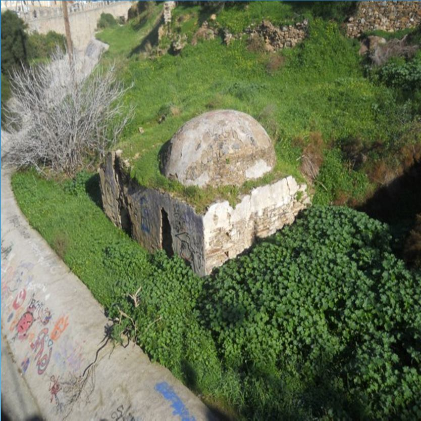 Λίγο πιο πάνω από το γεφύρι υπάρχουν τα ερείπια ενός χαμάμ, που αποκαλύφθηκαν κατά την διάνοιξη του