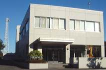 Το ασύρµατο- ραδιοφωνικό σύστηµα τηλεπικοινωνίας και το σύστηµα mini-computer είναι τοποθετηµένα στον Σταθµό Ελέγχου και
