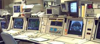 Οι εντολές στέλνονται από τις DCP στο CDAS µέσω ενός συνδέσµου µικροκυµάτων και µεταδίδεται στο δορυφόρο, και η τηλεµετρία που
