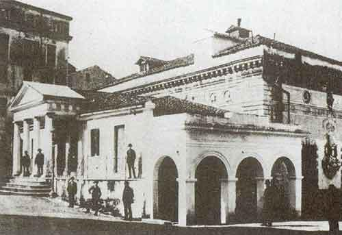 Θέατρο Σαν Τζιάκομο Το θέατρο Σαν Τζιάκομο της Κέρκυρας δεν είναι απλά ο χώρος που για πρώτη φορά παίχτηκε όπερα στην περιοχή των Βαλκανίων και της ανατολικής μεσογείου,είναι το εργαστήριο που στη