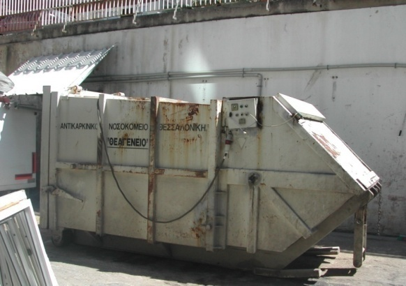 4.3 Μεταφορά αποβλήτων εντός της υγειονομικής μονάδας Μετά το διαχωρισμό των αποβλήτων ακολουθεί η μεταφορά και η προσωρινή αποθήκευσή τους σε εγκαταστάσεις επεξεργασίας.