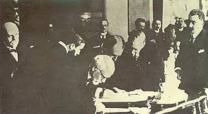 Το τέλος του πολέµου Η Συνθήκη των Σεβρών Το 1918 ο πόλεµος τελειώνει, η χώρα είναι µε το µέρος των νικητών και ο Ελ.