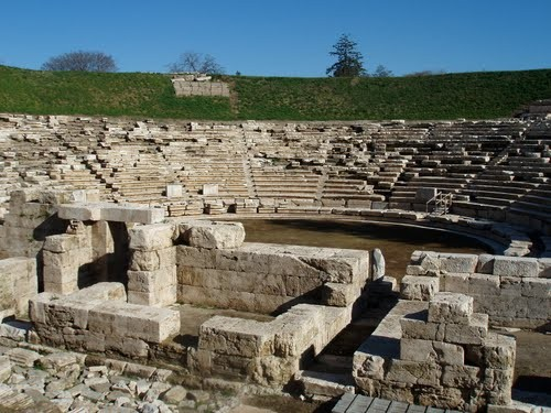 ΑΡΧΑΙΟ ΘΕΑΤΡΟ Στην αρχαιότητα το σπουδαιότερο μέσο ψυχαγωγίας των ανθρώπων ήταν το θέατρο.