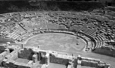Η ΔΗΜΙΟΥΡΓΙΑ ΤΟΥ ΘΕΑΤΡΟΥ Η δημιουργία του θεάτρου οφείλεται ολοκληρωτικά στους Έλληνες.