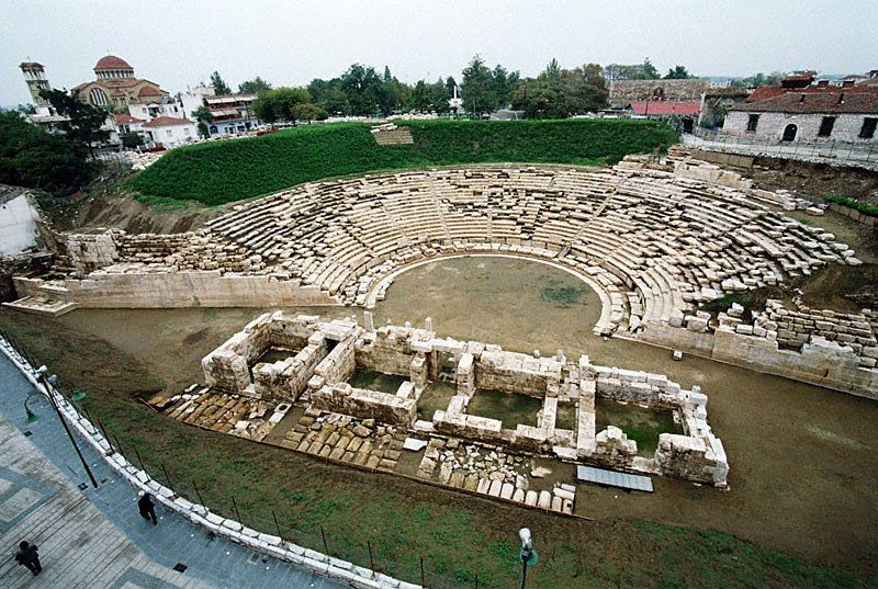 Η χωρητικότητα των αρχαίων θεάτρων ήταν πολύ μεγάλη. Το θέατρο του Διονύσου στην Αθήνα χωρούσε 17.000 θεατές, της Εφέσου 16.