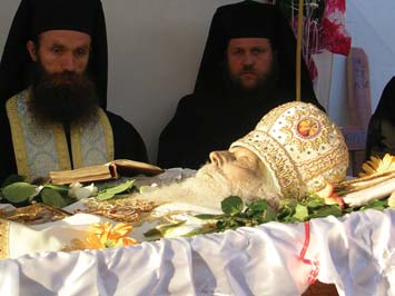 , τῆς Αδελφῆς Εκκλησίας τοῦ Πατρίου Ημερολογίου Ρουμανίας, ἐπλήρωσε θλίψεως ἅπαντας τοὺς Ορθοδόξους, οἱ ὁποῖοι ἐγνώρισαν αὐτὸν ὡς Αγωνιστὴ τῆς Πίστεως, Ηγούμενο καὶ Υπεύθυνο Ιερῶν Μονῶν, Πνευματικὸ