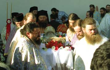 ζαρία, καμπαναριό, ξενῶνες, ἐργαστήρια κλπ., καὶ ἀριθμεῖ σήμερα περὶ τοὺς 40 Αδελφούς.