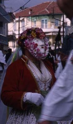 γλεντήσουν με συγγενείς και φίλους χωρίς να τους αναγνωρίσουν οι Τούρκοι. ΞΑΝΘΗ Την τελευταία Κυριακή της Αποκριάς έχουμε το "κάψιμο του Τζάρου".