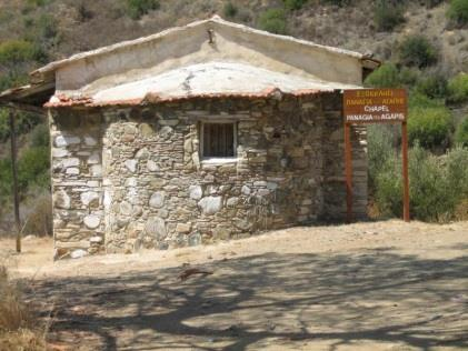 Μόρφου. Καταλήγουμε στο πυροφυλάκιο της Μαδαρής, την πιο ψηλή κορυφή της Μαδαρής, την κορυφή «Αδελφοί», η οποία «αιωρείται» από τα σύννεφα.