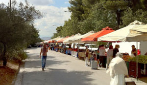 Η εμπιστοσύνη χτίστηκε χρόνο με το χρόνο και πλέον αποτελεί τον απαραίτητο εβδομαδιαίο σταθμό όσων επιλέγουν αγνότερες, εποχικές τροφές.